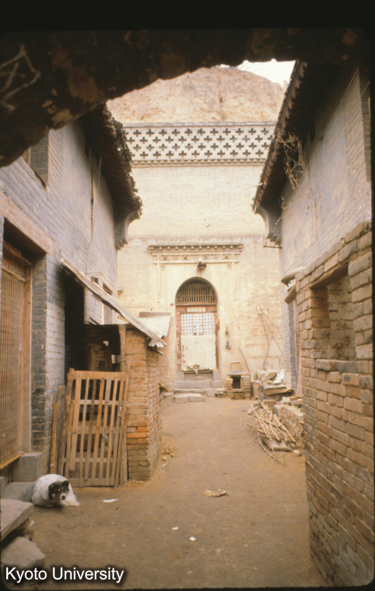 70-32_鞏県康百万付近 一般の窯洞_81 (1)