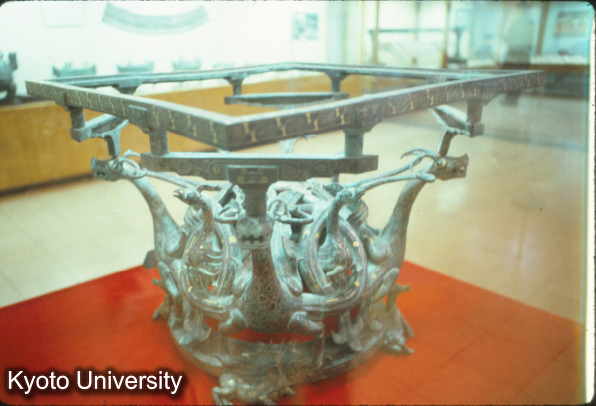 71-38止_中山国一号墓 銅方案（河北省展覧館） (1)