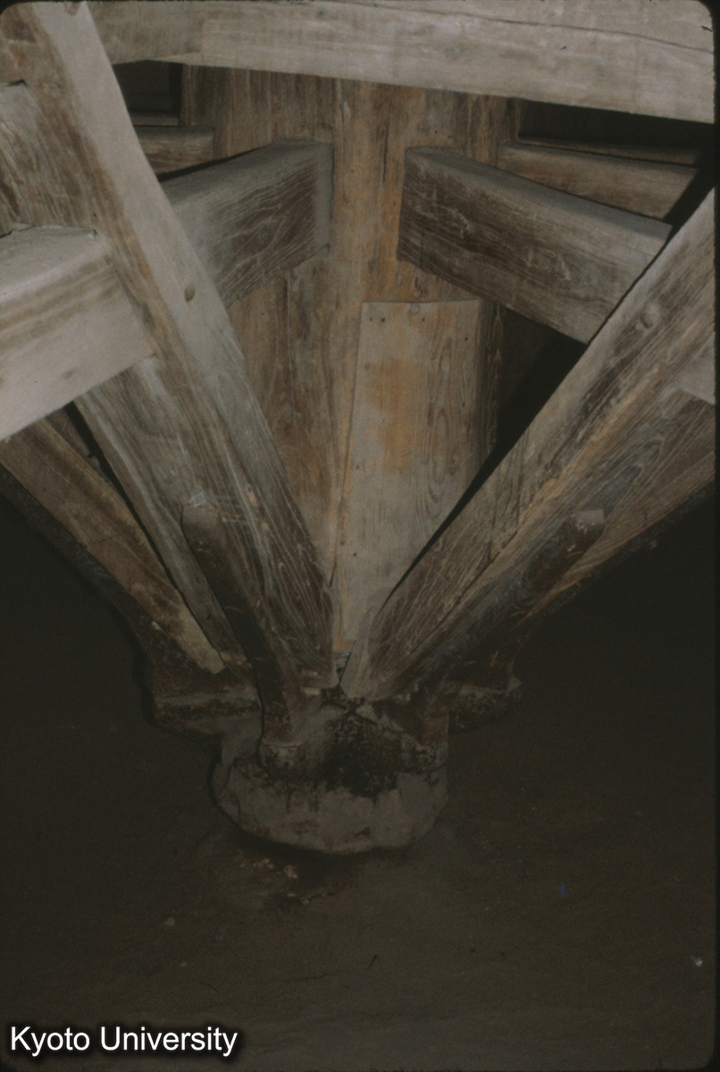 72-16_正定隆興寺 転輪蔵殿 回転軸底部 (1)