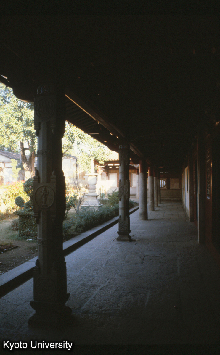 88-32_泉州 開元寺大雄宝殿 後廊 (1)