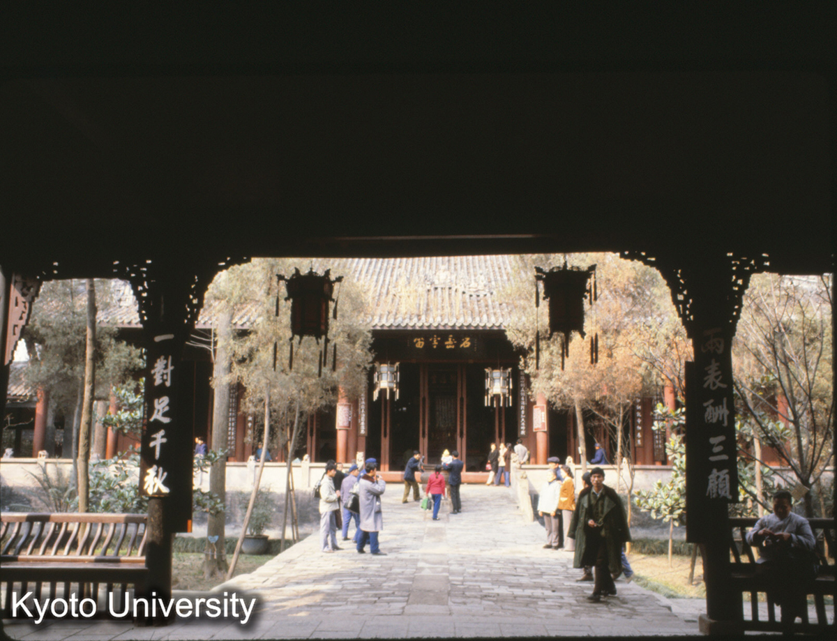 117-7_成都 武侯祠 過庁より後殿（諸葛亮殿）をみる (1)