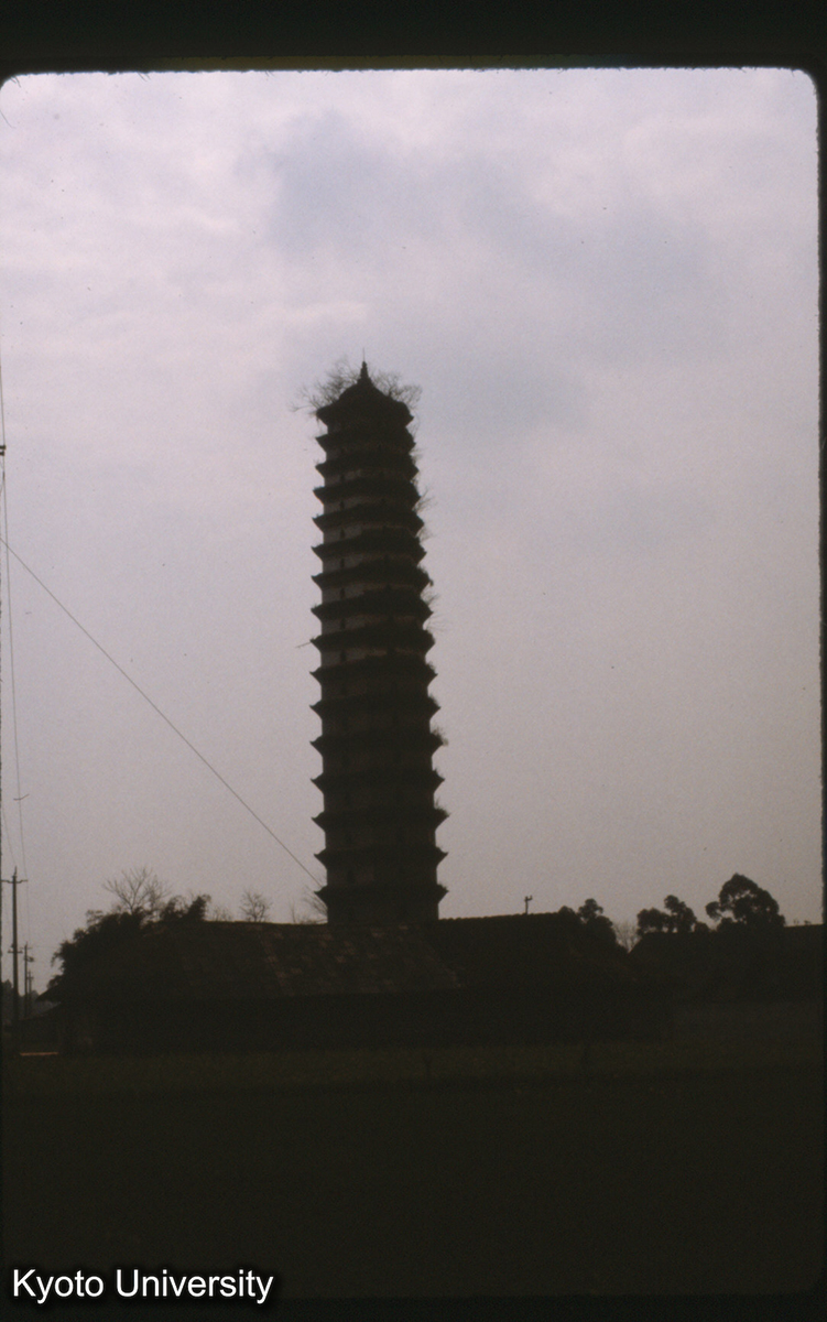 120-22_灌県郊外 奎光塔 八角十七層磚砌 (1)