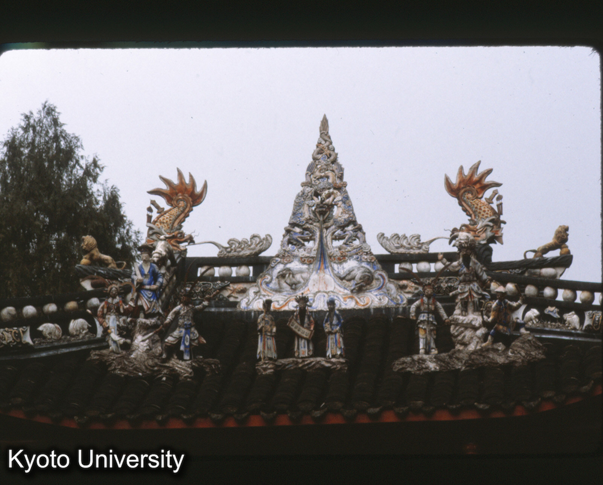 120-33_灌県 青城山 門 屋脊装飾 (1)