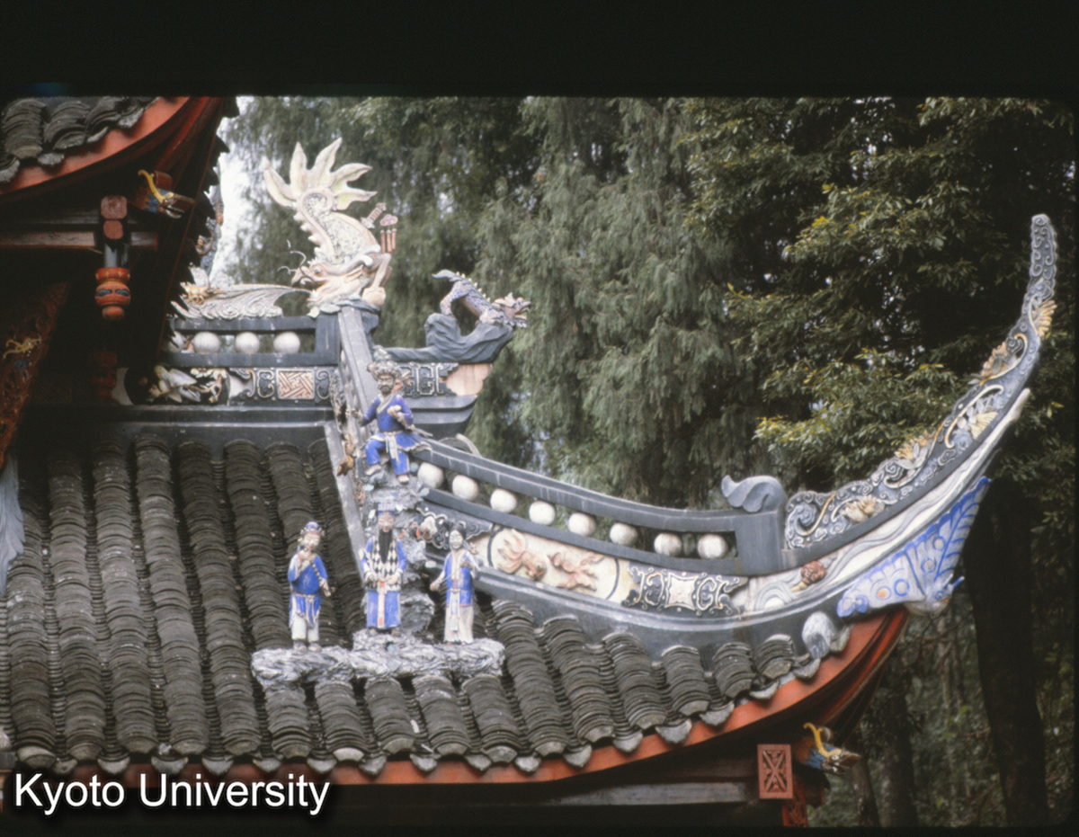 120-34_灌県 青城山 門 屋脊装飾 (1)