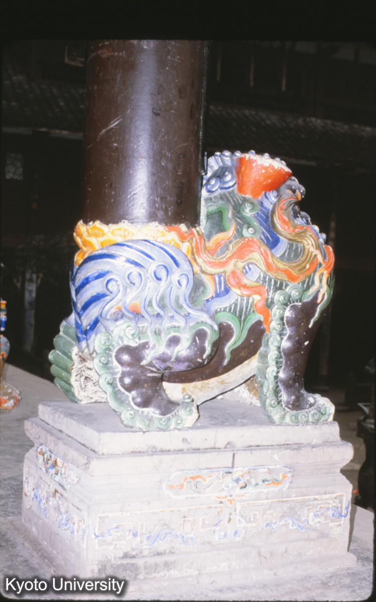 121-12_灌県 青城山 三清殿 前廊柱礎 (1)