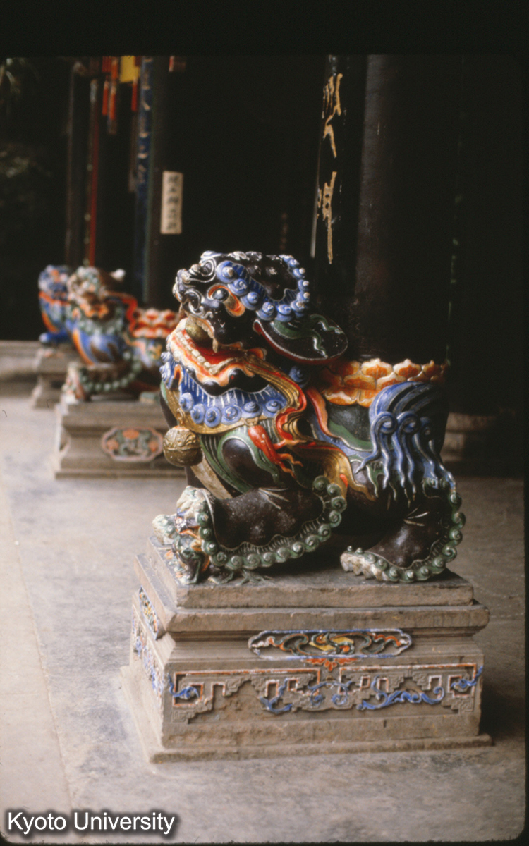 121-13_灌県 青城山 三清殿 前廊柱礎 (1)